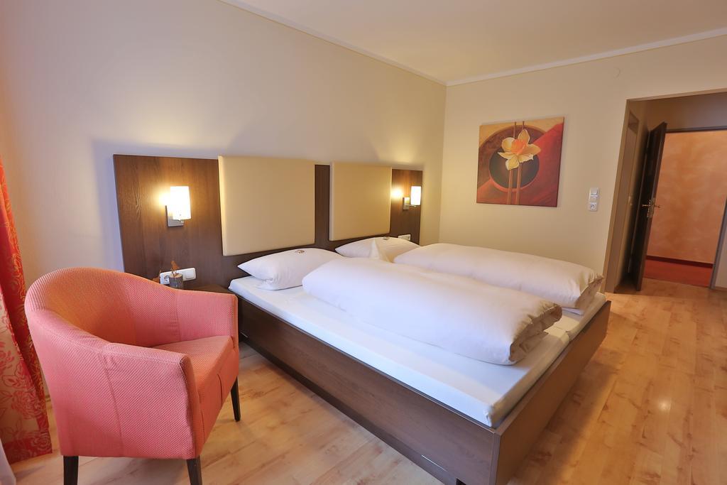 Hotel Bockmaier Oberpframmern Exteriör bild