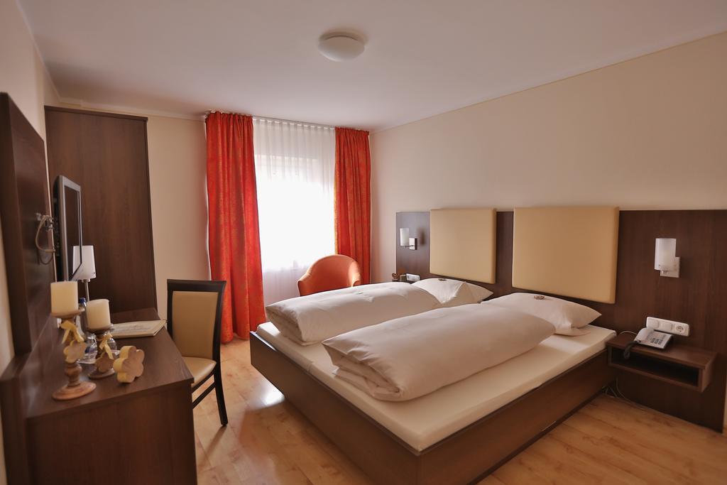 Hotel Bockmaier Oberpframmern Exteriör bild