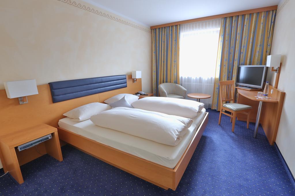 Hotel Bockmaier Oberpframmern Exteriör bild