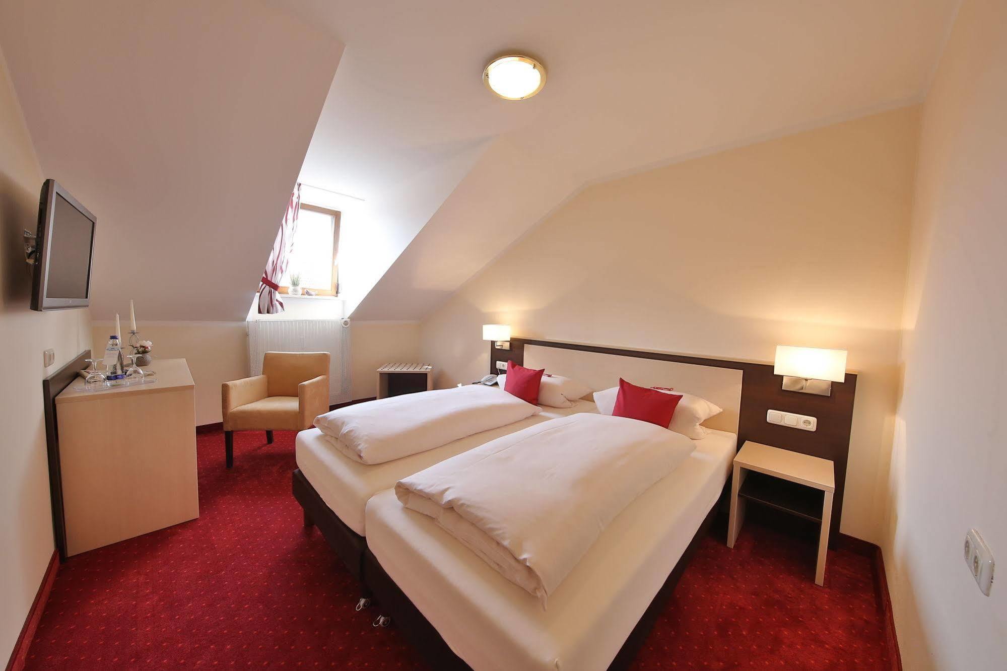 Hotel Bockmaier Oberpframmern Exteriör bild