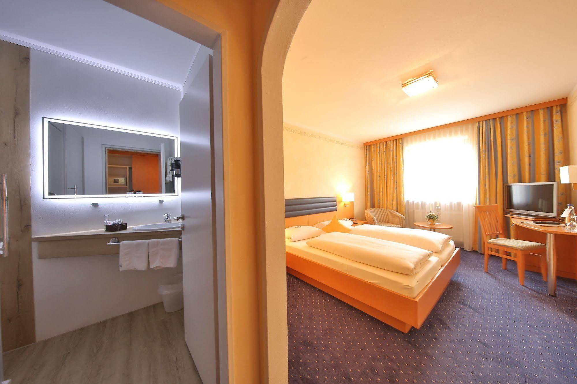 Hotel Bockmaier Oberpframmern Exteriör bild